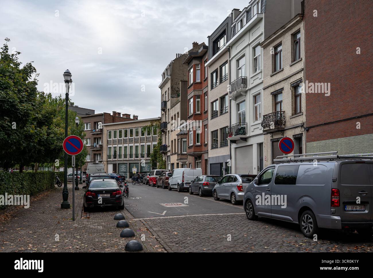 Bassa vista panoramica sulla strada residenziale con case e pietre di ciottoli a Schaerbeek, Bruxelles, Belgio 21 SEP 2025 Foto Stock