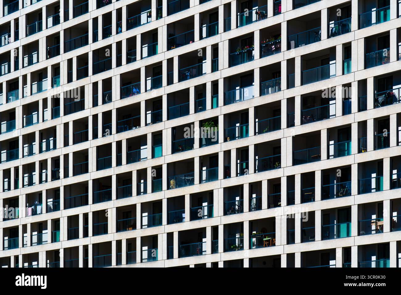Moderno edificio residenziale con balconi ripetuti e reticolato geometrico in un design architettonico contemporaneo Foto Stock