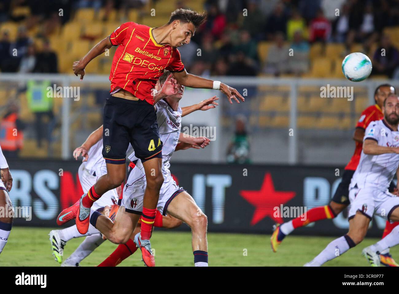 Lecce, Italia. 28 settembre 2025. Tiago Gabriel della US Lecce in azione durante la partita di serie A tra US Lecce e Bologna FC allo stadio Ettore Giardiniero - via del Mare a Lecce (Italia), 28 settembre 2025. Crediti: Insidefoto/Alamy Live News Foto Stock
