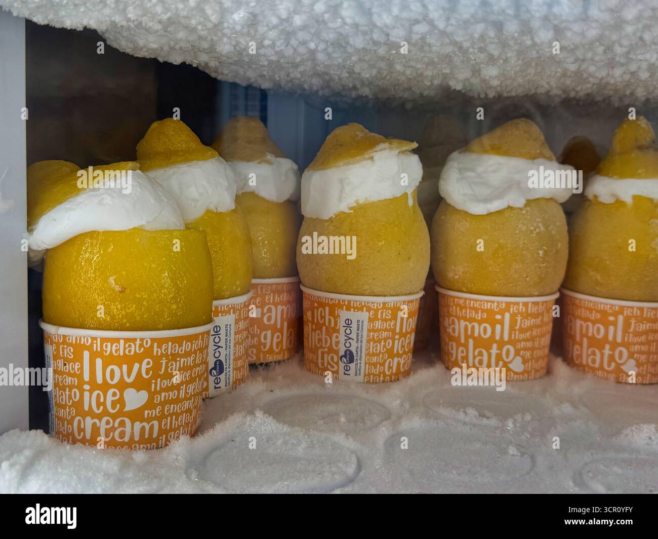 Sorbetto al limone congelato con panna montata nel congelatore con fondo freddo ghiacciato Foto Stock