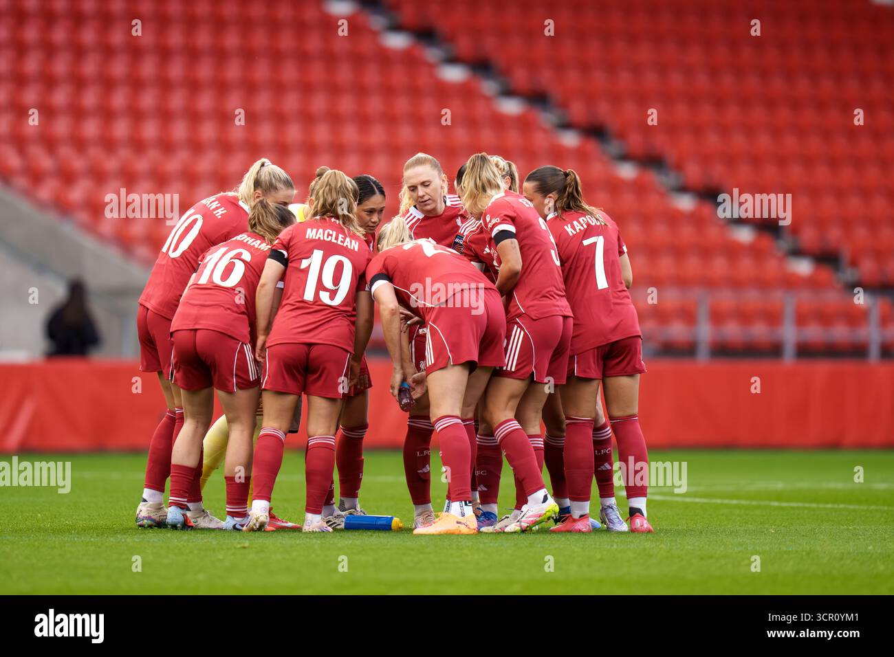 Liverpool vs Manchester United Women's Super League ST HELENS, INGHILTERRA - 28 settembre: Il Liverpool si riunisce durante la partita di Coppa di Lega femminile tra Liverpool e Manchester United al St Helens Stadium il 28 settembre 2025 a St Helens, Inghilterra. Foto Stock