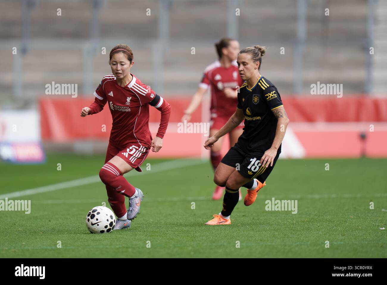Liverpool vs Manchester United Women's Super League ST HELENS, INGHILTERRA - 28 settembre: Risa Shimizu di Liverpool durante la partita di Coppa di Lega femminile tra Liverpool e Manchester United al St Helens Stadium il 28 settembre 2025 a St Helens, Inghilterra. Foto Stock