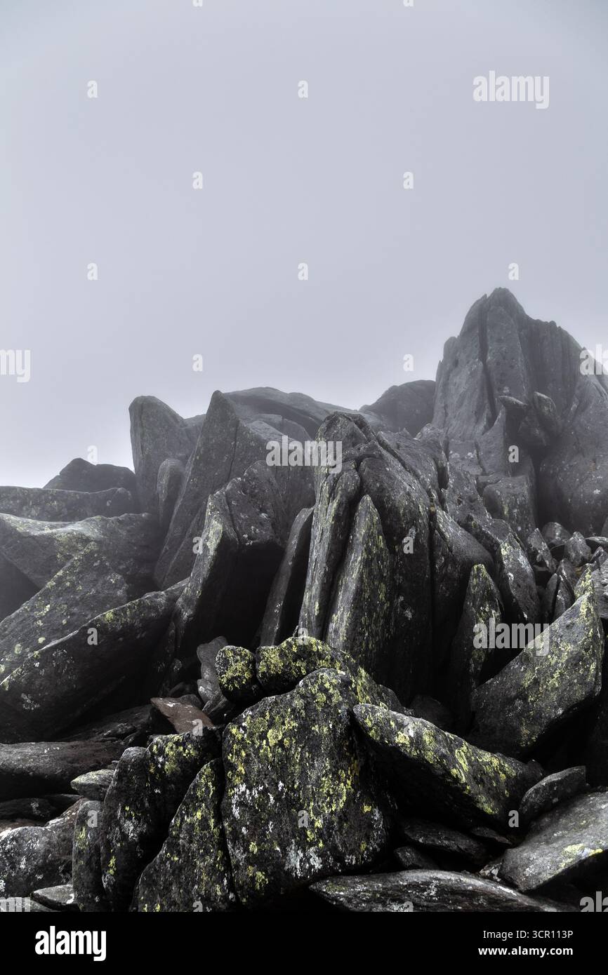 Grandi rocce sulla cima del monte Glyder Fach, Snowdonia, Galles Foto Stock