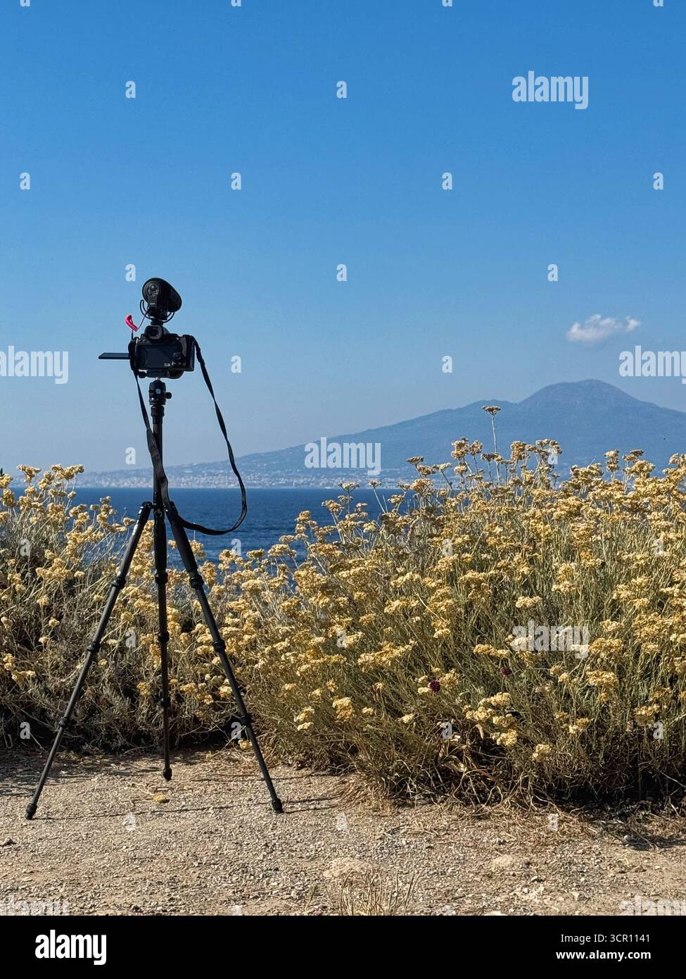 Configurazione della fotocamera a cavalletto con il Vesuvio e il blu del Mediterraneo Foto Stock