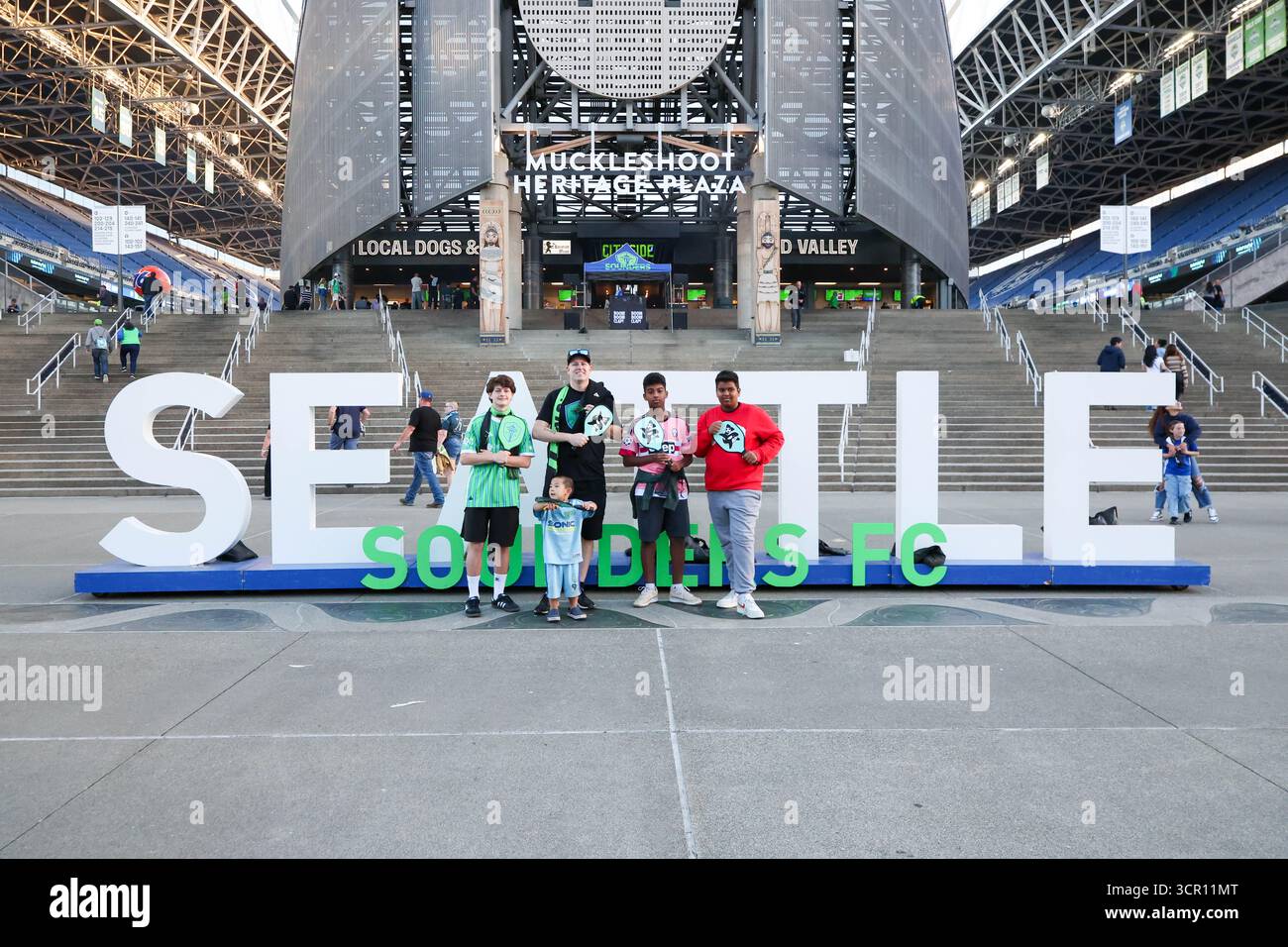 Seattle, Washington, Stati Uniti. 27 settembre 2025. La posa dei fan con il segno dei Seattle Sounders per celebrare il pickleball lo sport dello stato di Washington prima della partita Seattle Sounders vs Vancouver Whitecaps che si svolse nel lumen Field, a Seattle Washington. (Credit Image: © Melissa Levin/ZUMA Press Wire) SOLO PER USO EDITORIALE! Non per USO commerciale! Foto Stock