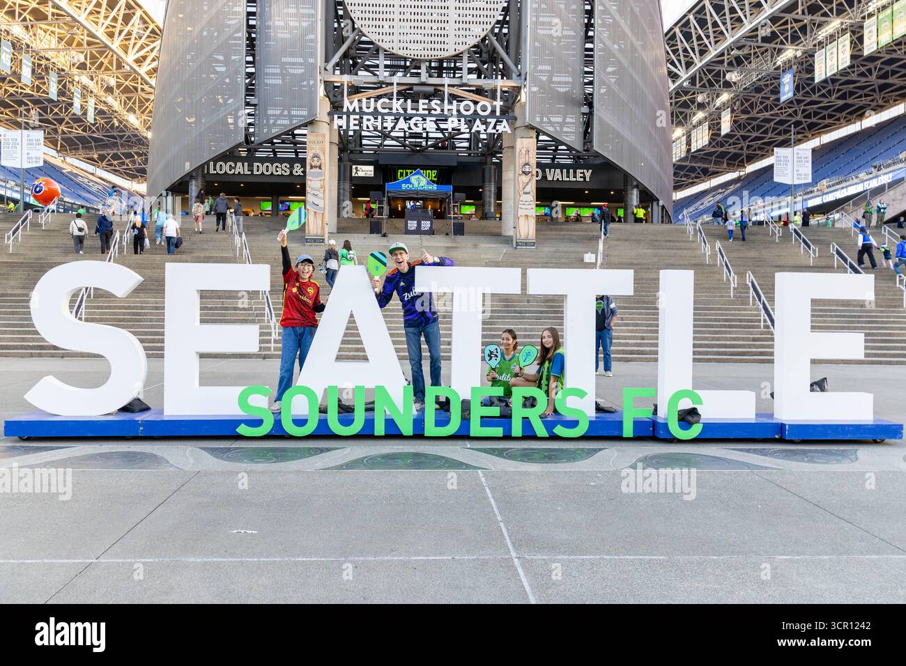 Seattle, Washington, Stati Uniti. 27 settembre 2025. I fan del Pickleball si posano per una foto al Seattle Sounders Sign prima della partita Seattle Sounders vs Vancouver Whitecaps che si è svolta nel lumen Field, a Seattle, Washington. (Credit Image: © Melissa Levin/ZUMA Press Wire) SOLO PER USO EDITORIALE! Non per USO commerciale! Foto Stock