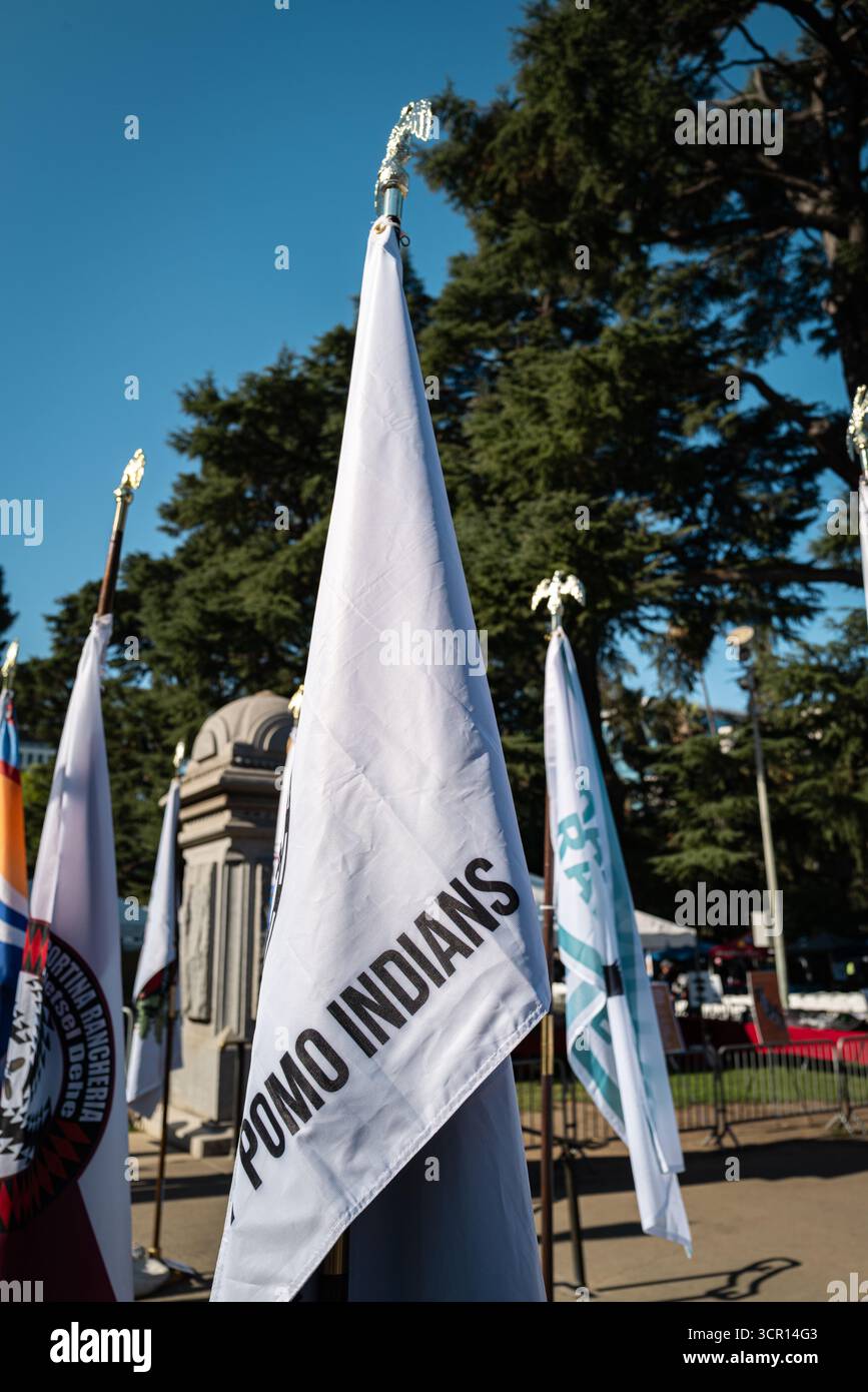 Primo piano della bandiera degli indiani Pomo. "Pomo" si riferisce a diversi gruppi correlati della California settentrionale, ciascuno con dialetti e comunità distinti. Foto Stock