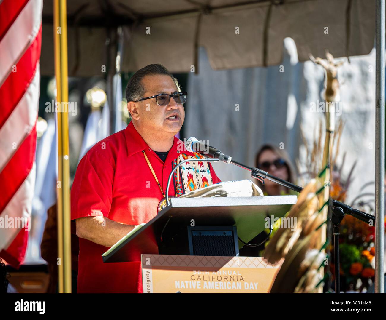 Il membro dell'Assemblea James C. Ramos (Serrano, Cahuilla) parla al California Native American Day. È l'unico membro nativo americano del Congresso DELLA CALIFORNIA. Foto Stock