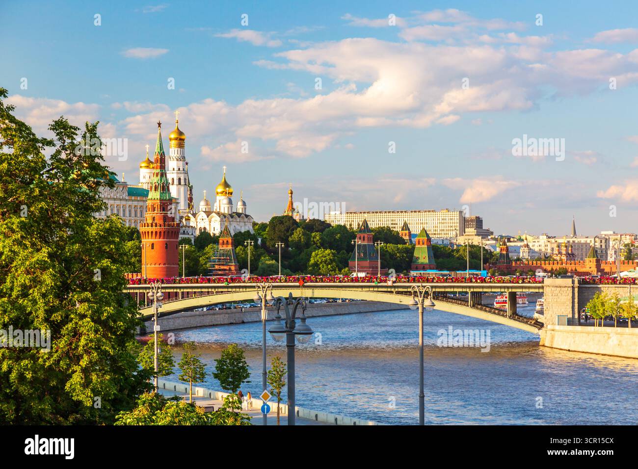 Vista del Cremlino di Mosca, del fiume Mosca e del grande ponte di pietra durante la giornata estiva di sole. Punto di riferimento a Mosca, Russia. Foto Stock
