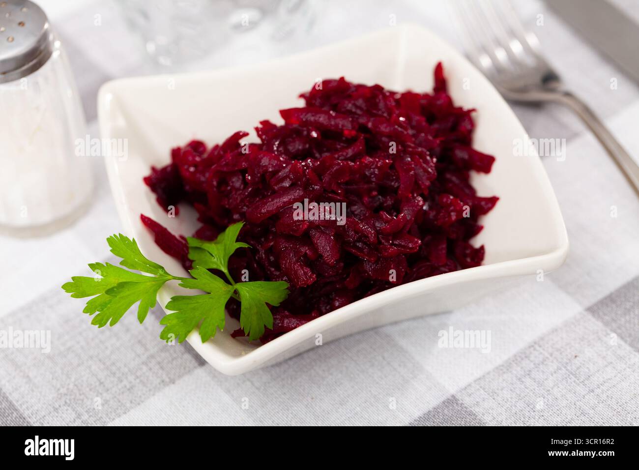 Popolare insalata russa, a base di barbabietola grattugiata bollita, decorata con erbe aromatiche Foto Stock