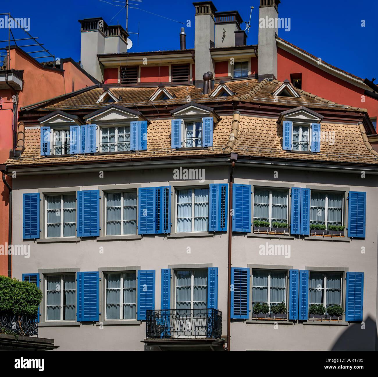 Una strada pittoresca nel centro storico, fiancheggiata da edifici classici, architettura tradizionale, persiane in legno ad Altstadt, Zurigo, Svizzera Foto Stock