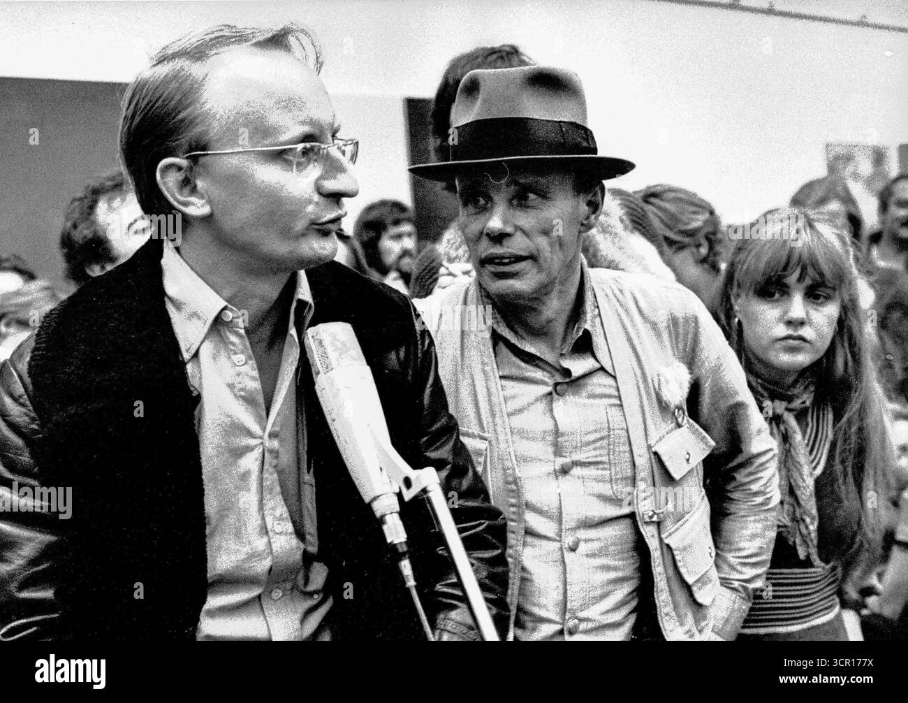Joseph Beuys, artista tedesco, e Klaus Staeck, editore e designer tedesco, Germania Foto Stock