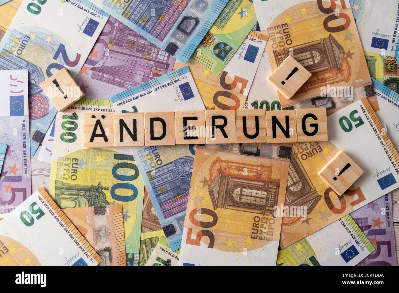 Germania - 28 settembre 2025: Le lettere di legno indicano il cambiamento delle banconote in euro. L'immagine illustra le variazioni fiscali, le variazioni di prezzo o l'aumento dei prelievi e simboleggia le rettifiche finanziarie, i costi aggiuntivi e gli oneri. *** Holzbuchstaben legen Änderung auf Euro-Scheinen. DAS Bild verdeutlicht Steueränderungen, Preisänderungen oder steigende Abgaben und symbolisiert finanzielle Anpassungen, Mehrkosten und Belastungen. Foto Stock