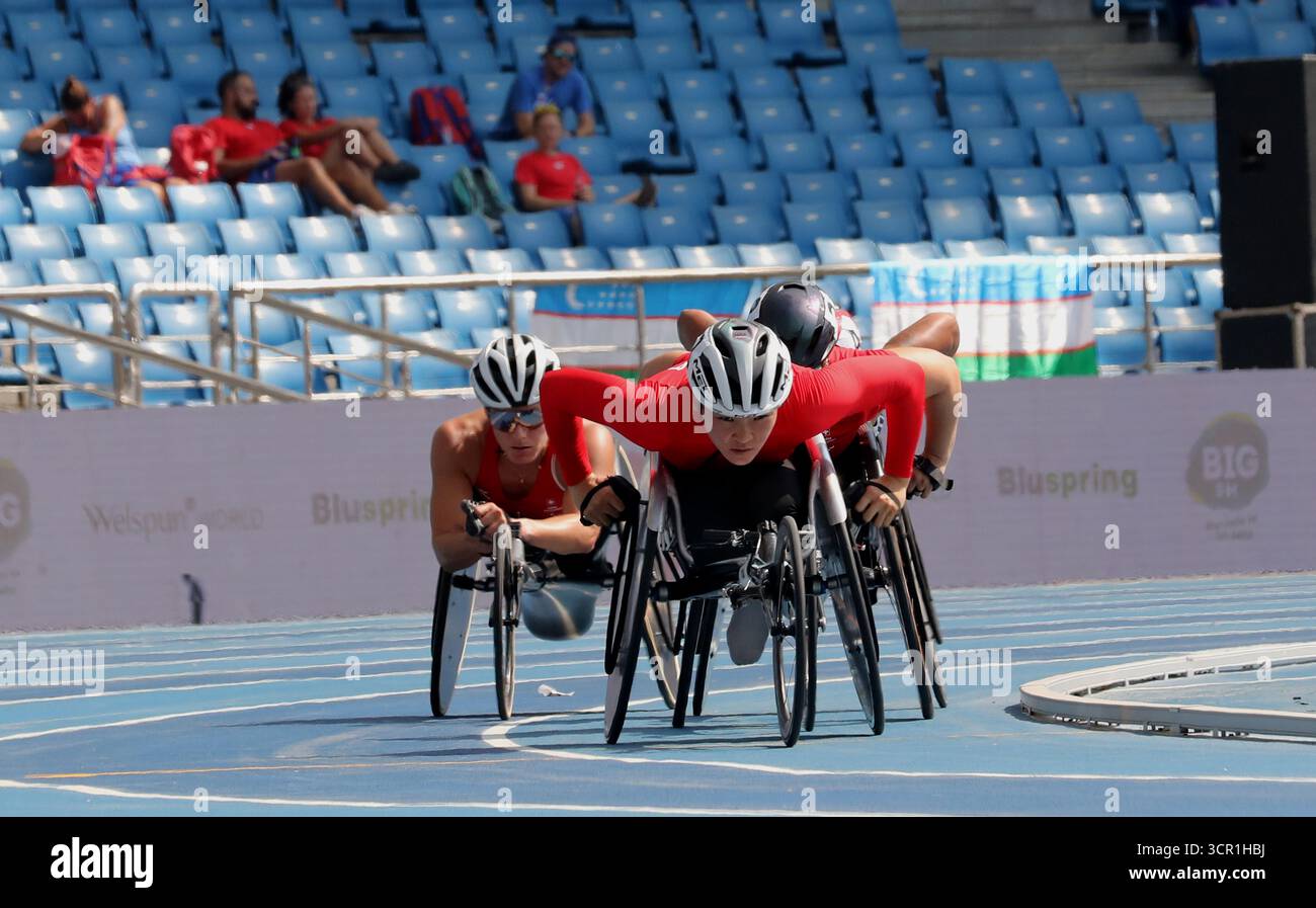 Nuova Delhi, India. 28 settembre 2025. Tian Yajuan del Team China gareggia durante la finale femminile 5000m T54 il secondo giorno dei Campionati del mondo di atletica Para di nuova Delhi 2025 allo stadio Jawaharlal Nehru. Credito: SOPA Images Limited/Alamy Live News Foto Stock