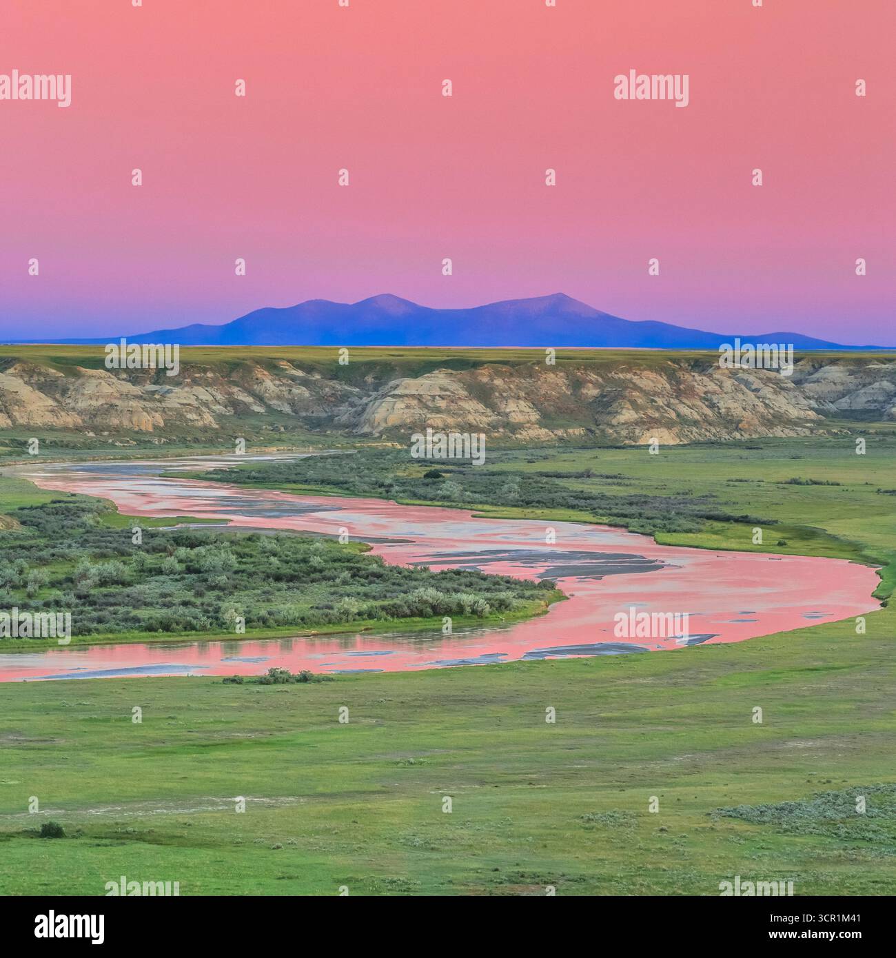 cielo pre-alba sul fiume latte e dolci colline d'erba nei pressi di havre, montana Foto Stock