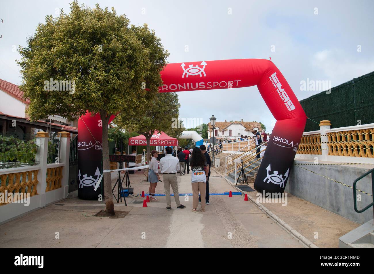Gara popolare nel cosiddetto 2nd British Mile nel quartiere Barrio Obrero di Huelva con 300 corridori. Poco prima dell'inizio dell'evento. Foto Stock