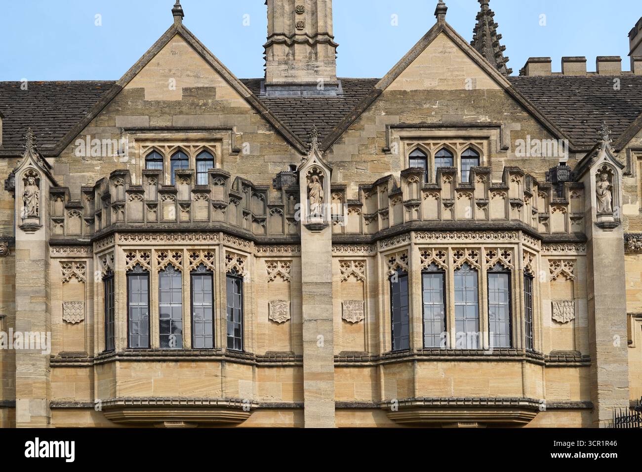 Oxford University, Inghilterra, tipico edificio del college in stile gotico con finestre in vetro al piombo, Magdalen College di fronte alla High Street Foto Stock