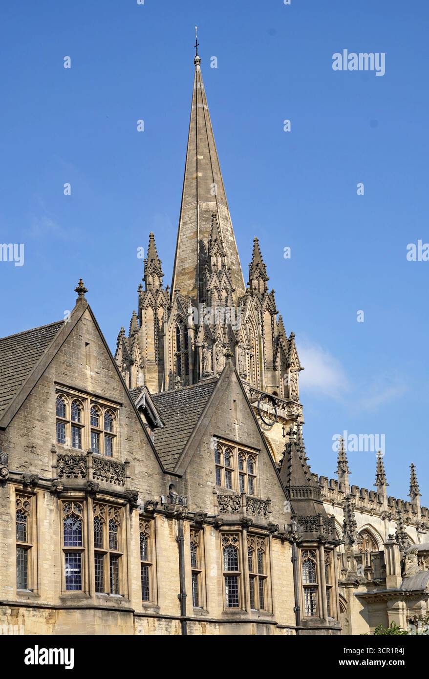 Università di Oxford, Inghilterra, vista ravvicinata delle finestre del college in vetro con piombo e della guglia della chiesa universitaria Foto Stock
