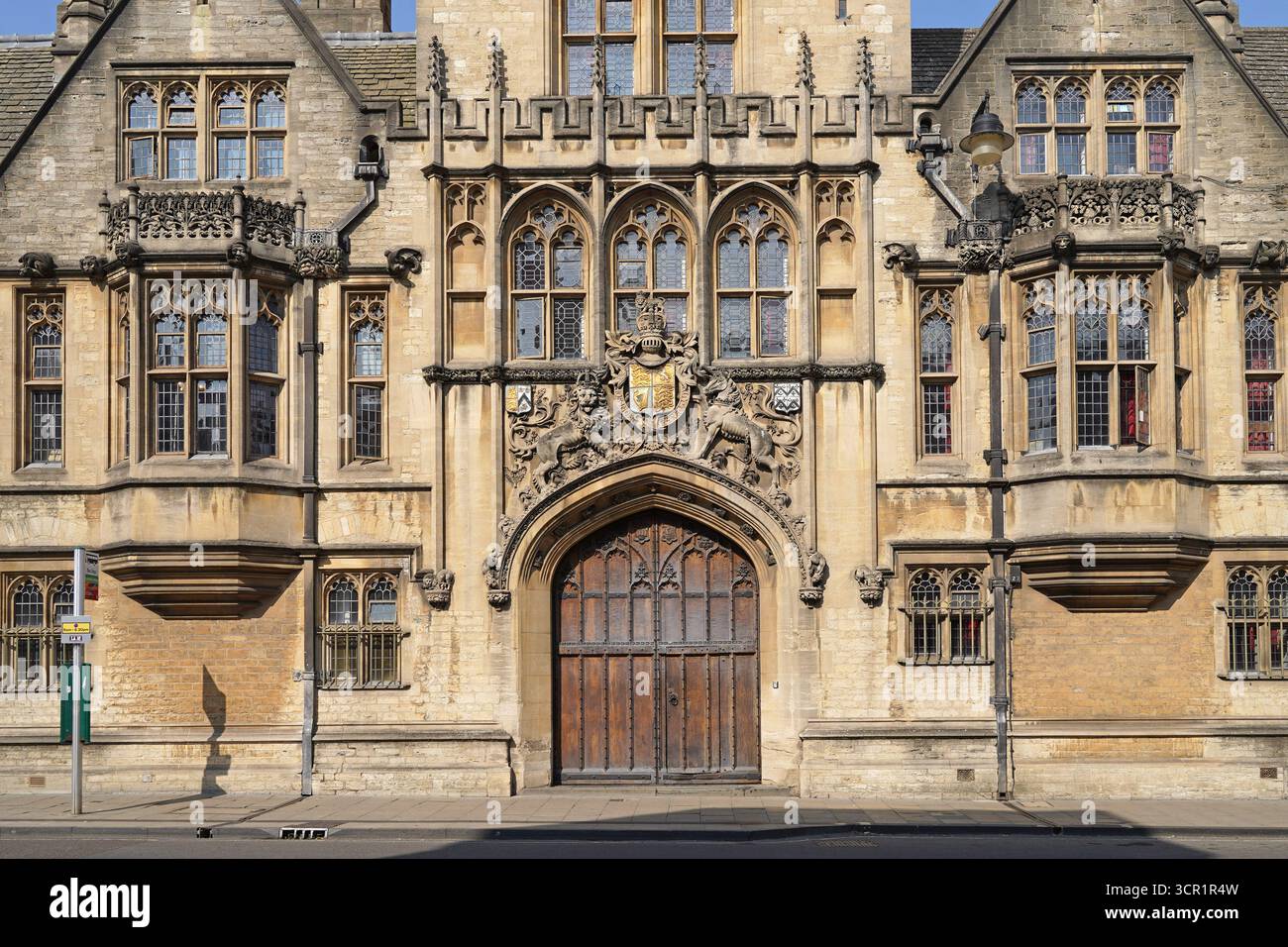Università di Oxford, Inghilterra, tipico edificio del college in stile gotico con finestre in vetro al piombo, Brasenose College sulla High Street Foto Stock