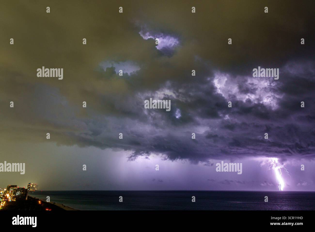 Miami Beach, Florida, acqua dell'Oceano Atlantico, nuvole notturne di tempesta fulminante, fulmine di luce brillante dell'oceano, nuvole di tempesta scure illuminate, powe Foto Stock