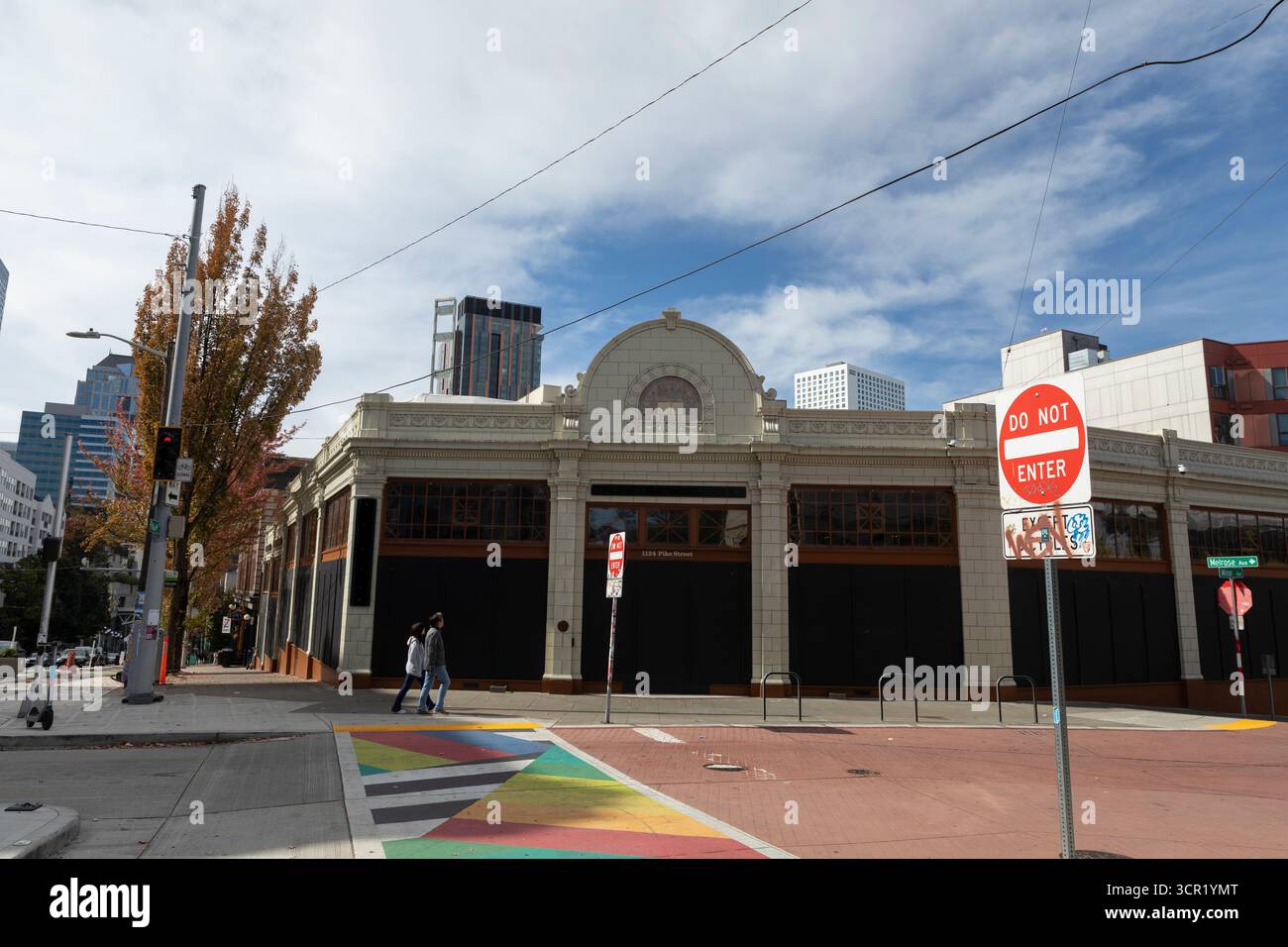 Seattle, Washington, Stati Uniti. 28 settembre 2025. Lo Starbucks Reserve Roastery si trova inattivo nel quartiere Capitol Hill di Seattle. Venerdì, la società ha improvvisamente chiuso la caffetteria di destinazione, annunciando un piano di ristrutturazione a livello nazionale che includeva la chiusura di sedi poco performanti e la licenziamento di 900 lavoratori. Crediti: Paul Christian Gordon/Alamy Live News Foto Stock