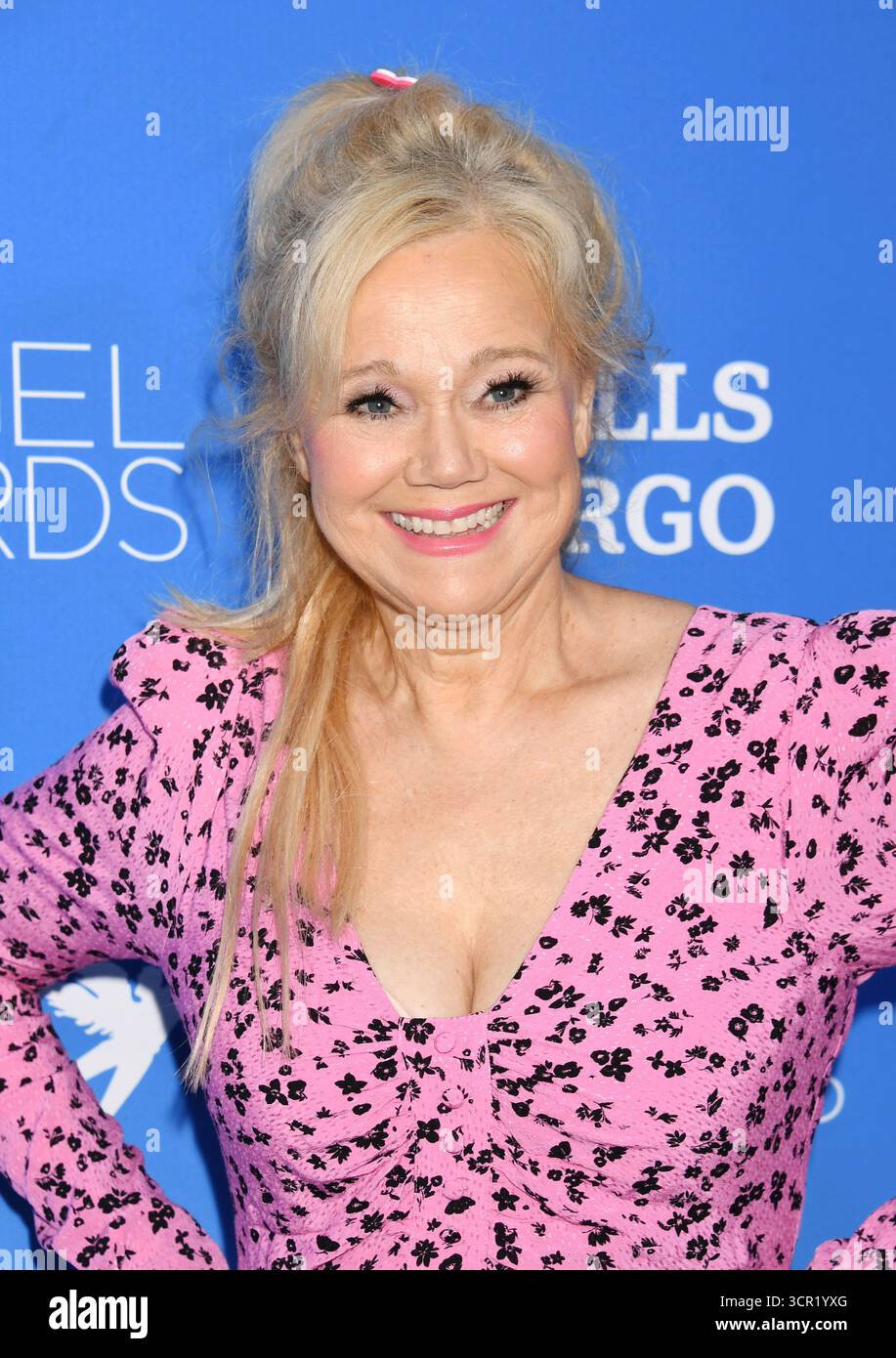 LOS ANGELES, CALIFORNIA - SETTEMBRE 27: La comica Caroline Rhea partecipa al Project Angel Food's Angel Awards 2025 presso i Paramount Pictures Studios di Septemb Foto Stock
