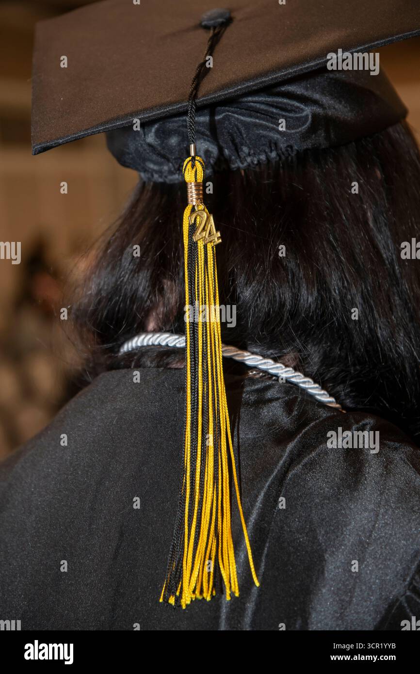 Brooklyn Center, Minnesota. Paladin Career e Technical High School. Primo piano della studentessa durante le cerimonie del giorno della laurea con indosso il suo cappello e il suo abito. Foto Stock