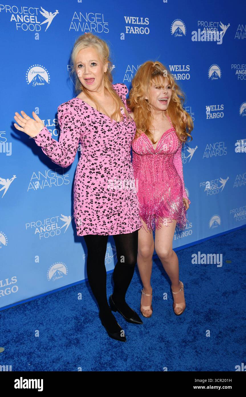 LOS ANGELES, CALIFORNIA - SETTEMBRE 27: (L-R) la comica Caroline Rhea e l'attrice e cantante Charo partecipano al Project Angel Food's Angel Awards 2025 al Par Foto Stock
