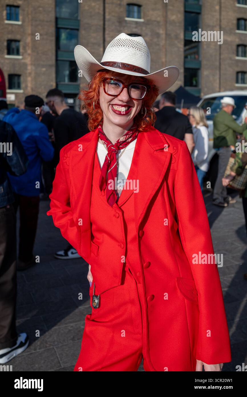 Londra, Regno Unito, 27 settembre 2025, il principale evento vintage del Regno Unito, il Classic Car Boot sale, si è svolto sabato 27 e domenica 28 settembre, segnando 10 anni di celebrazioni vintage a King’s Cross. Con un mix curato di moda vintage, auto d'epoca e shopping sostenibile, l'evento riprenderà ancora una volta Granary Square, Lewis Cubitt Square e Coal Drops Yard., Andrew Lalchan Photography/Alamy Live News Foto Stock