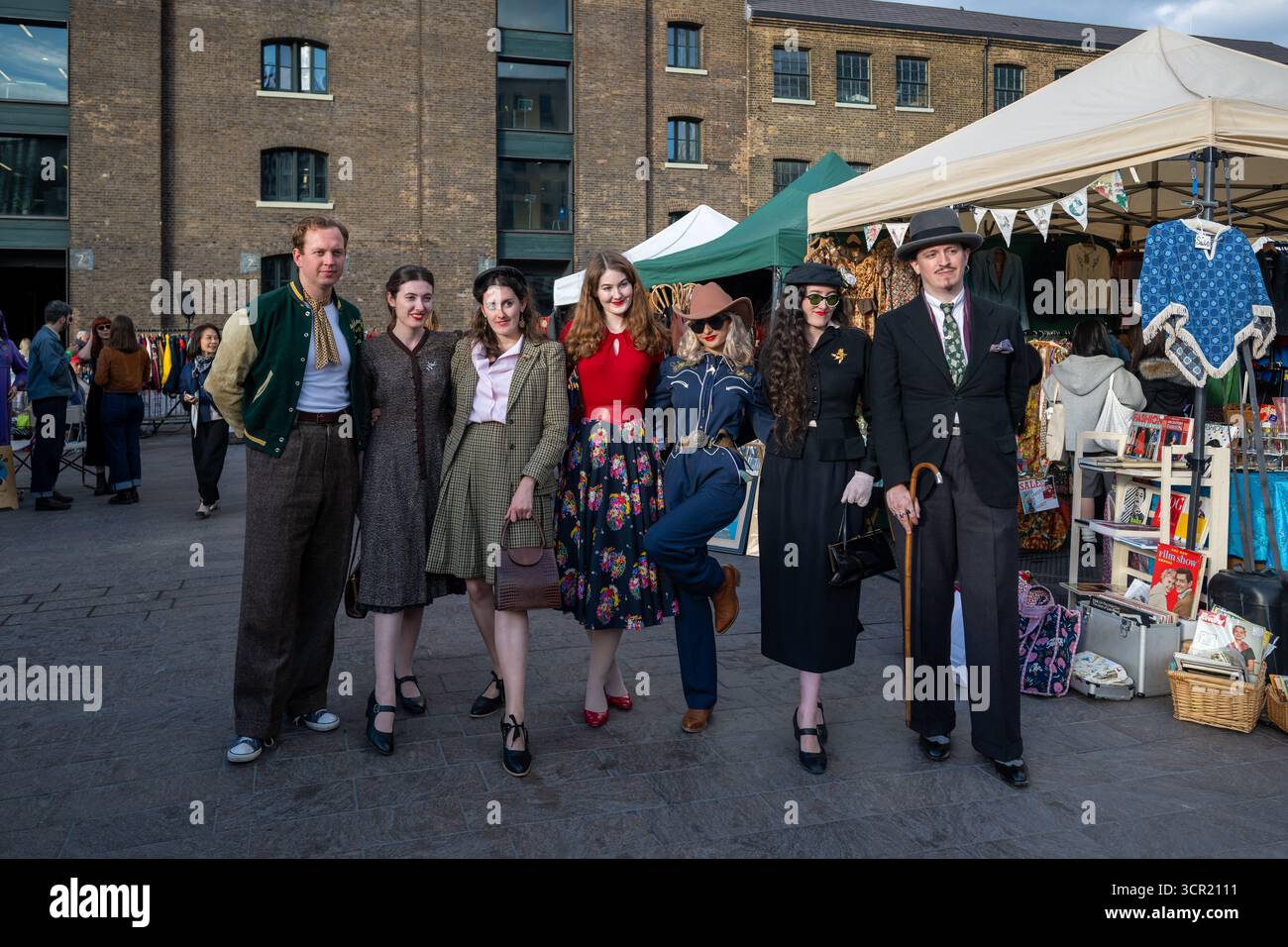 Londra, Regno Unito, 27 settembre 2025, il principale evento vintage del Regno Unito, il Classic Car Boot sale, si è svolto sabato 27 e domenica 28 settembre, segnando 10 anni di celebrazioni vintage a King’s Cross. Con un mix curato di moda vintage, auto d'epoca e shopping sostenibile, l'evento riprenderà ancora una volta Granary Square, Lewis Cubitt Square e Coal Drops Yard., Andrew Lalchan Photography/Alamy Live News Foto Stock