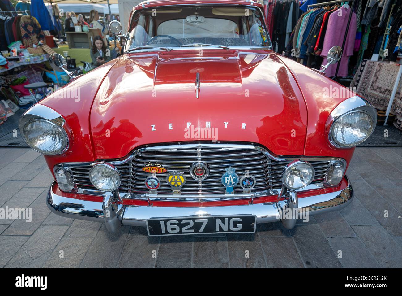 Londra, Regno Unito, 27 settembre 2025, il principale evento vintage del Regno Unito, il Classic Car Boot sale, si è svolto sabato 27 e domenica 28 settembre, segnando 10 anni di celebrazioni vintage a King’s Cross. Con un mix curato di moda vintage, auto d'epoca e shopping sostenibile, l'evento riprenderà ancora una volta Granary Square, Lewis Cubitt Square e Coal Drops Yard., Andrew Lalchan Photography/Alamy Live News Foto Stock