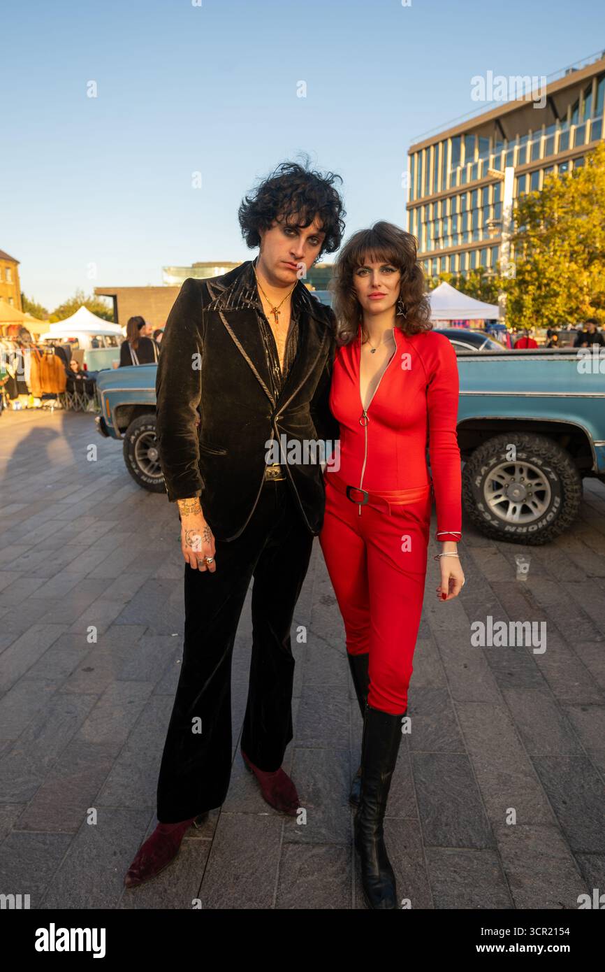 Londra, Regno Unito, 27 settembre 2025, il principale evento vintage del Regno Unito, il Classic Car Boot sale, si è svolto sabato 27 e domenica 28 settembre, segnando 10 anni di celebrazioni vintage a King’s Cross. Con un mix curato di moda vintage, auto d'epoca e shopping sostenibile, l'evento riprenderà ancora una volta Granary Square, Lewis Cubitt Square e Coal Drops Yard., Andrew Lalchan Photography/Alamy Live News Foto Stock