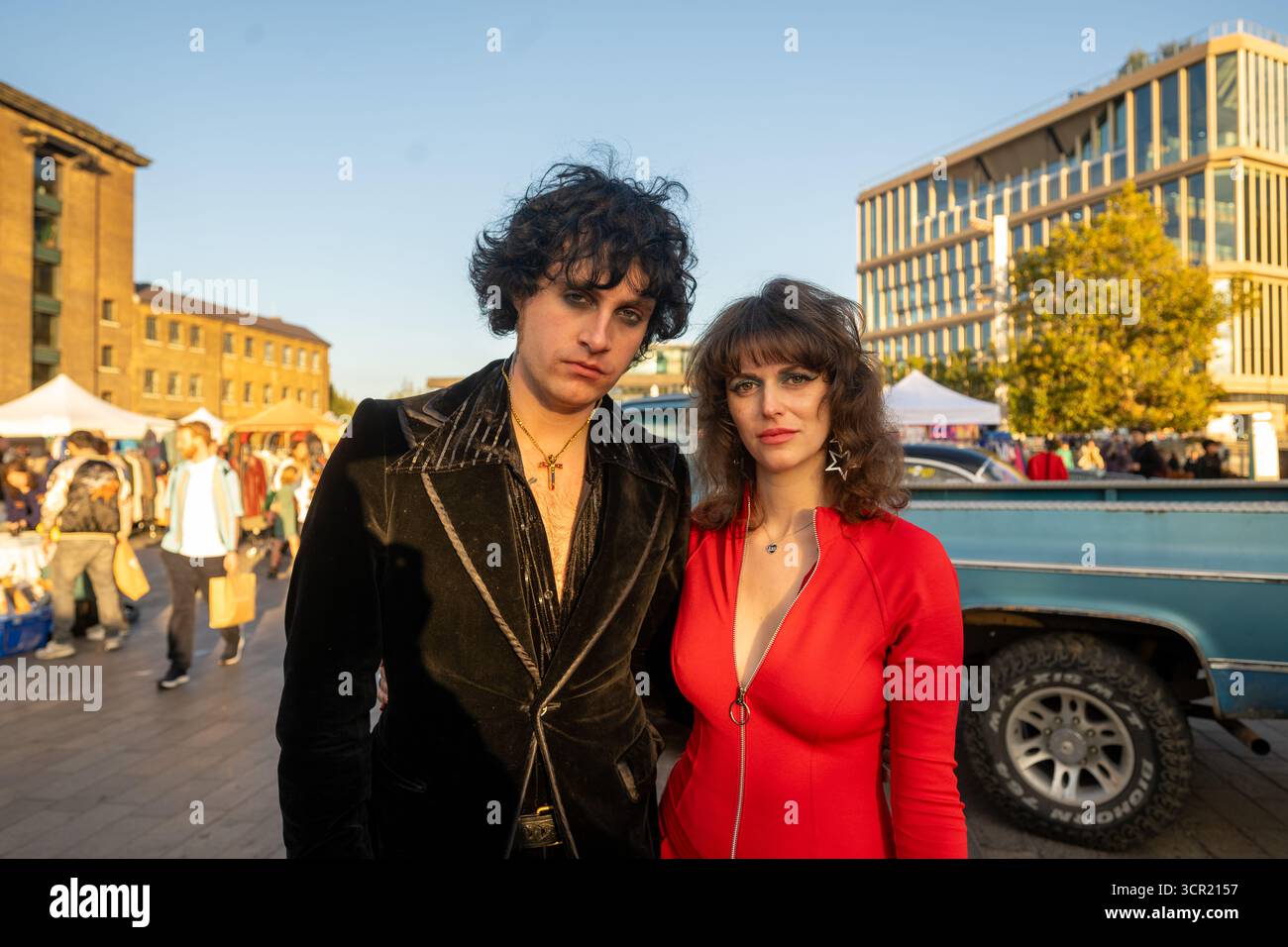 Londra, Regno Unito, 27 settembre 2025, il principale evento vintage del Regno Unito, il Classic Car Boot sale, si è svolto sabato 27 e domenica 28 settembre, segnando 10 anni di celebrazioni vintage a King’s Cross. Con un mix curato di moda vintage, auto d'epoca e shopping sostenibile, l'evento riprenderà ancora una volta Granary Square, Lewis Cubitt Square e Coal Drops Yard., Andrew Lalchan Photography/Alamy Live News Foto Stock