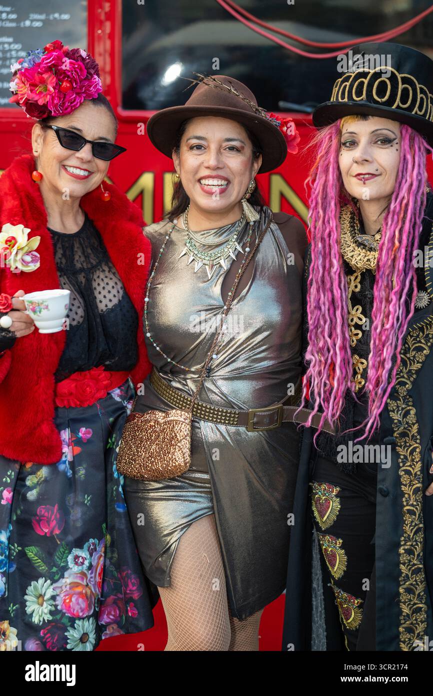 Londra, Regno Unito, 27 settembre 2025, il principale evento vintage del Regno Unito, il Classic Car Boot sale, si è svolto sabato 27 e domenica 28 settembre, segnando 10 anni di celebrazioni vintage a King’s Cross. Con un mix curato di moda vintage, auto d'epoca e shopping sostenibile, l'evento riprenderà ancora una volta Granary Square, Lewis Cubitt Square e Coal Drops Yard., Andrew Lalchan Photography/Alamy Live News Foto Stock