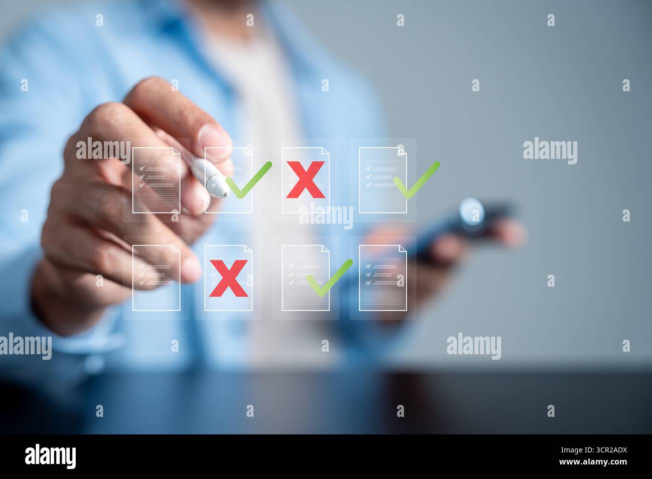 Verifica e verifica dei documenti con lista di controllo digitale. Processo di approvazione, verifica e conformità aziendale per la gestione dei dati, i moduli online, e Foto Stock