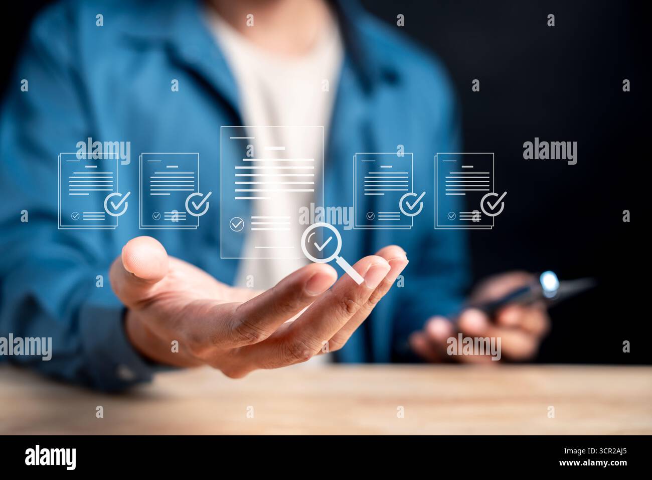 Controllo e verifica dei documenti digitali con marchi di approvazione, conformità, accuratezza, flusso di lavoro sicuro e gestione delle informazioni nella tecnologia mobile. Foto Stock