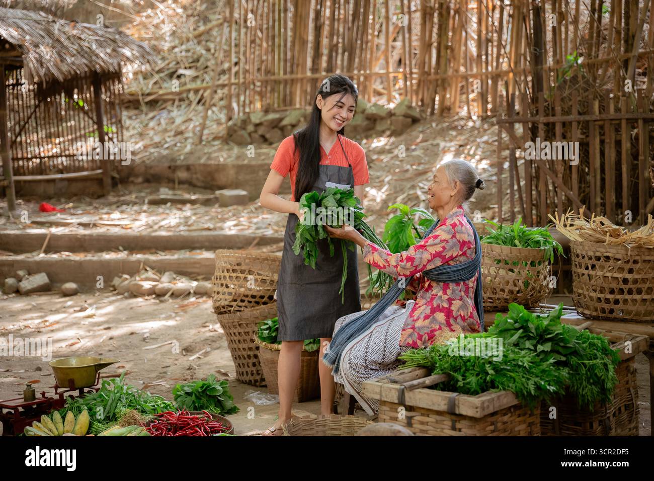 Un mercato vivace con erbe fresche, che crea connessioni e gioia all'interno della comunità Foto Stock