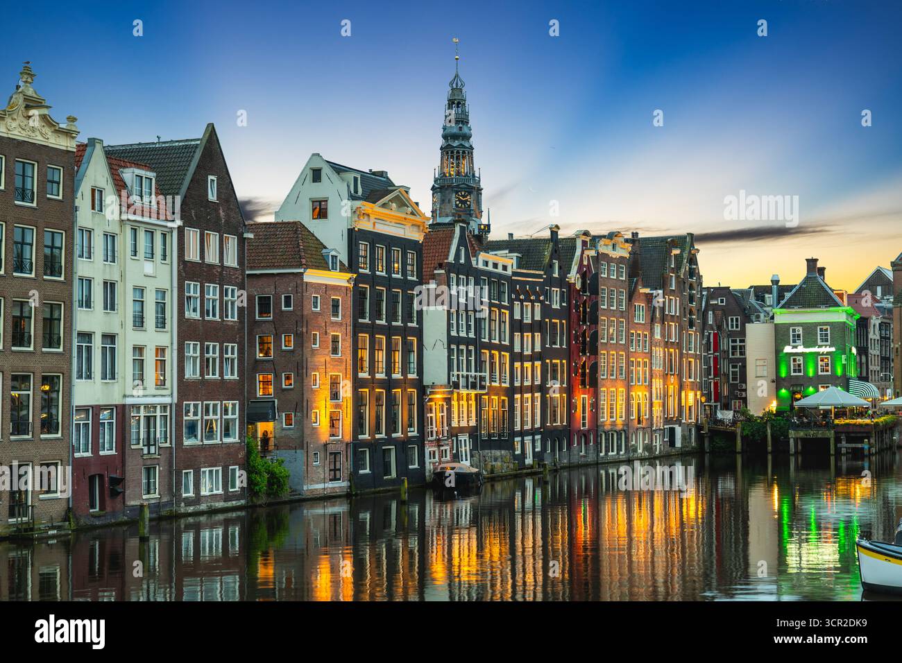 Scenario di Damrak ad Amsterdam, olandese. Le case si trovano direttamente sull'acqua Foto Stock