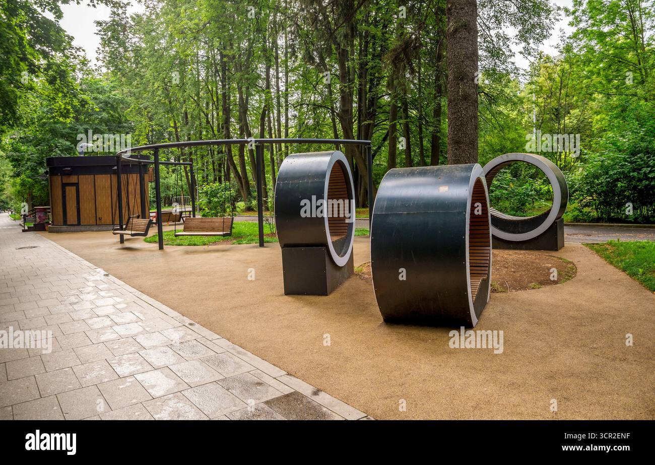 Area relax Parque Contemporary con innovativo design Swing e strutture creative a Vorobyovy Gory, Mosca, Russia, 9 agosto 2025 Foto Stock