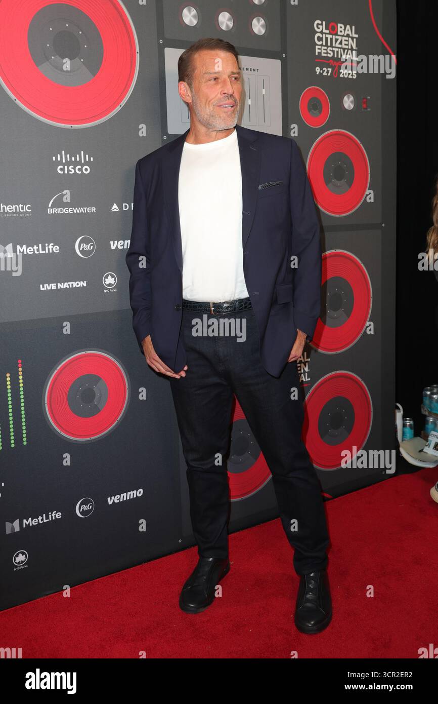 New York, Stati Uniti. 27 settembre 2025. Tony Robbins partecipa al Global Citizen Festival 2025 al Central Park Great Lawn di New York City, Stati Uniti, il 27 settembre 2025. (Foto: Giada Papini Rampelotto/EuropaNewswire) (foto di Luiz Rampelotto/NurPhoto) credito: NurPhoto SRL/Alamy Live News Foto Stock