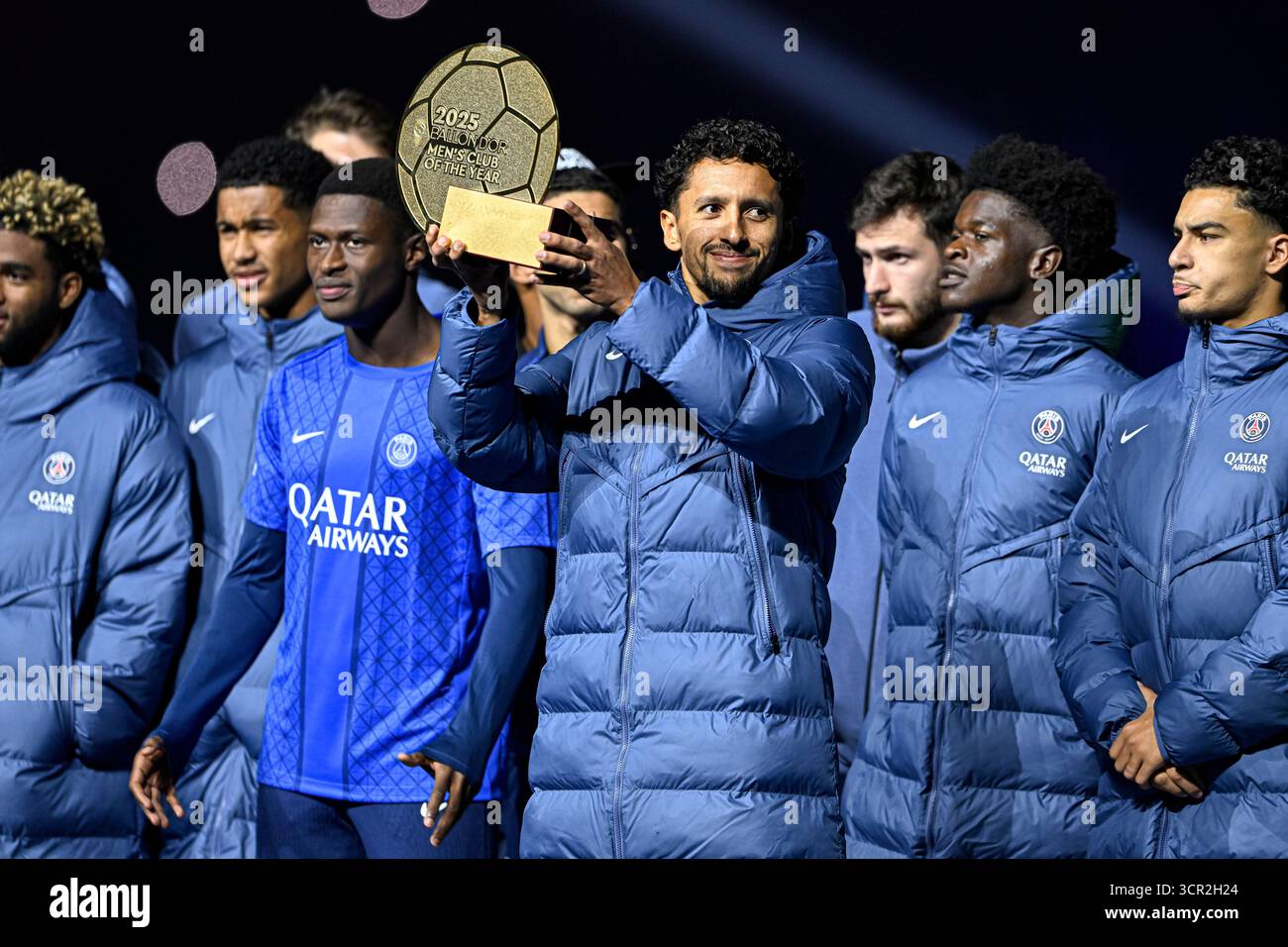 Parigi, Francia. 27 settembre 2025. Marquinhos con il trofeo della squadra maschile dell'anno successivo al campionato francese di Ligue 1 partita di calcio o calcio Paris Saint-Germain PSG VS AJ Auxerre AJA il 27 settembre 2025 allo stadio Parc des Princes di Parigi, Francia. Crediti: Victor Joly/Alamy Live News Foto Stock