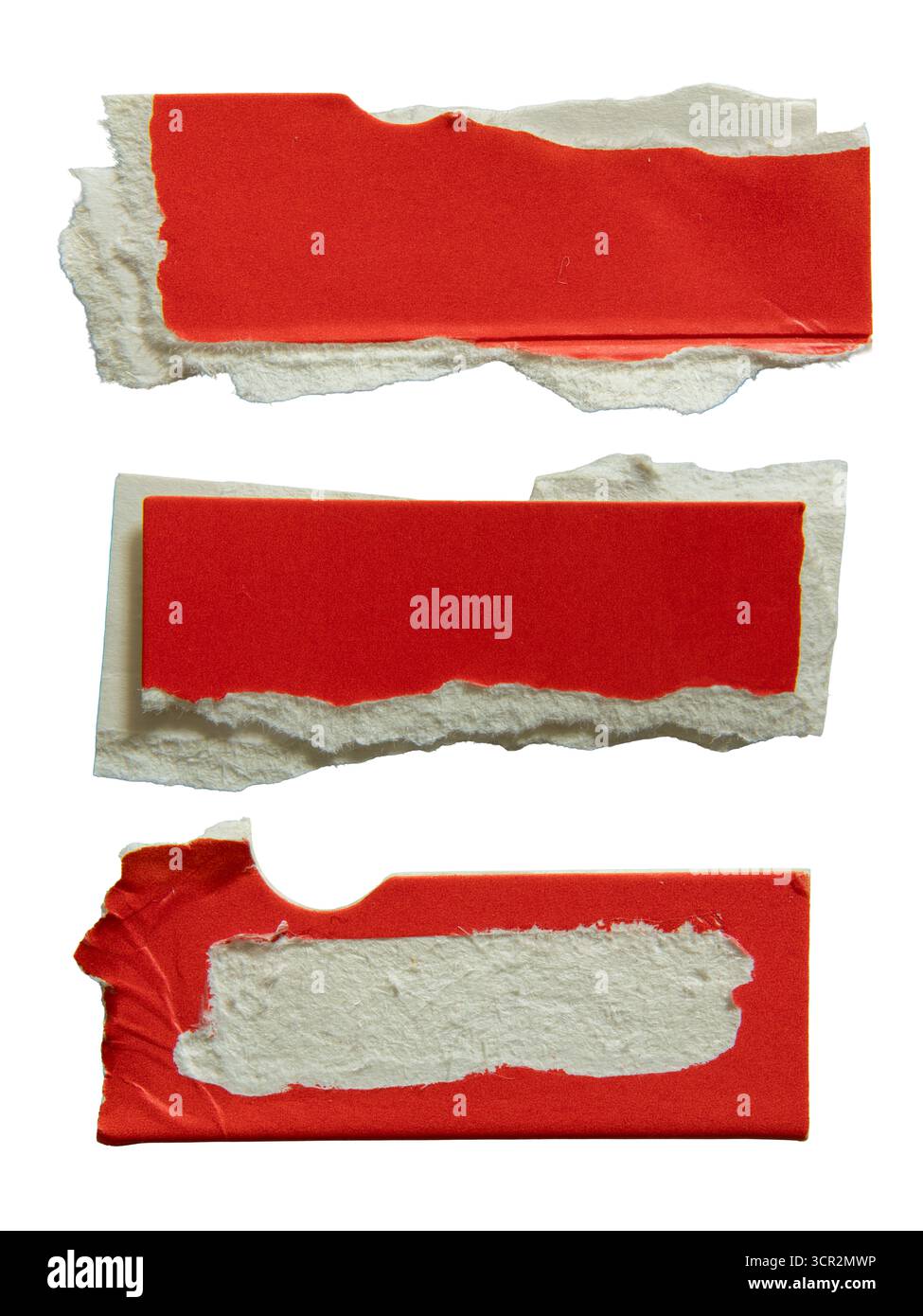 Imballaggio di carta rossa strappato in pezzi rettangolari isolati su sfondo bianco con percorso di ritaglio Foto Stock
