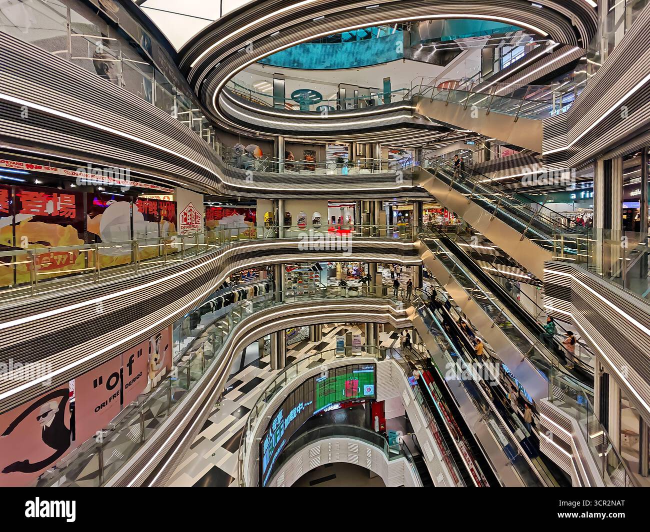 Pechino, Cina - 15 settembre 2025: Vivaci interni del Centro commerciale Wangfujing Joy di Pechino, con negozi a più livelli, scale mobili e moder Foto Stock