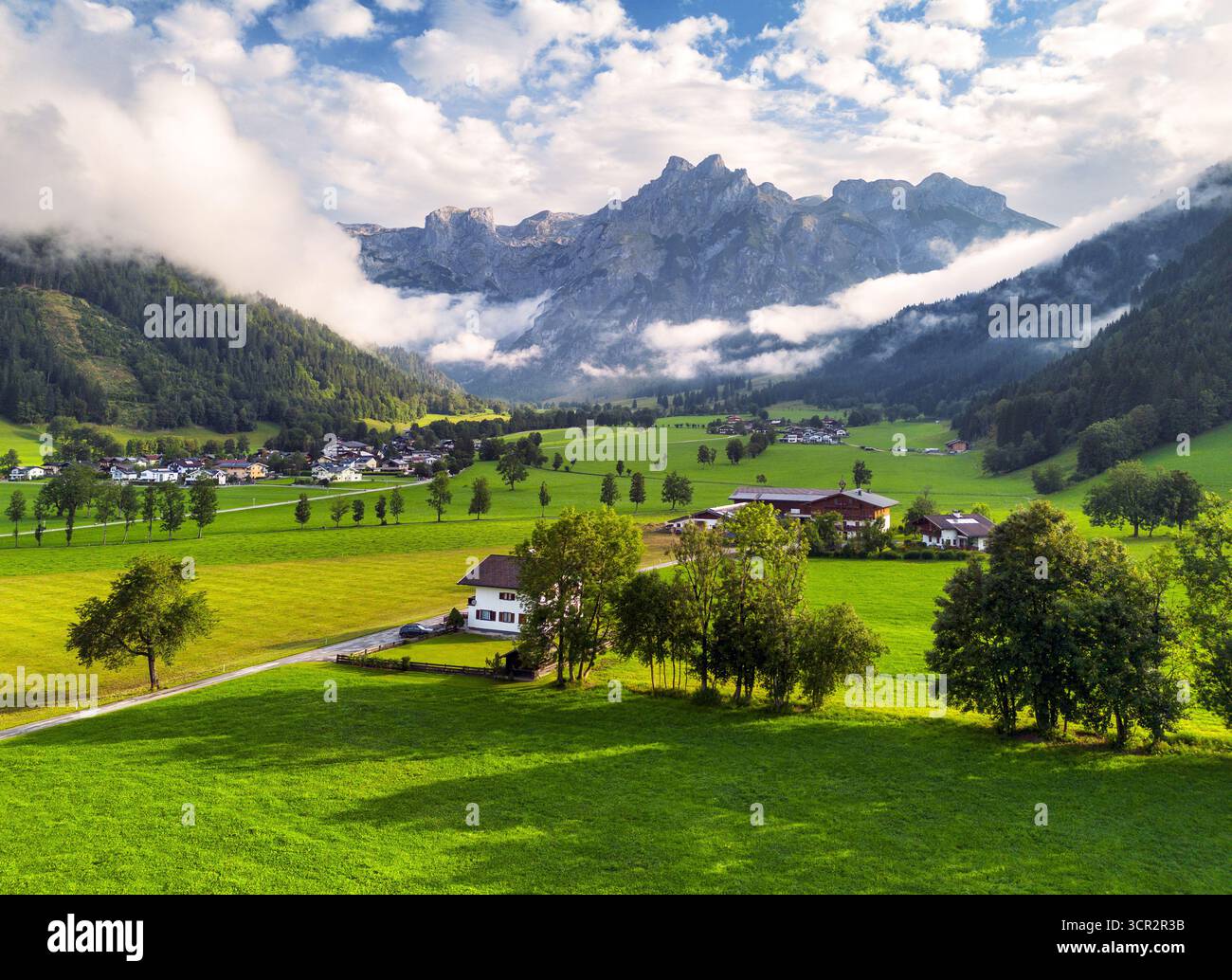 Favolosa vista sui verdi prati alpini e sulle montagne di Tennengebirge. Ubicazione: Werfenweng, distretto di im Pongau, stato di Salisburgo, Austria Foto Stock