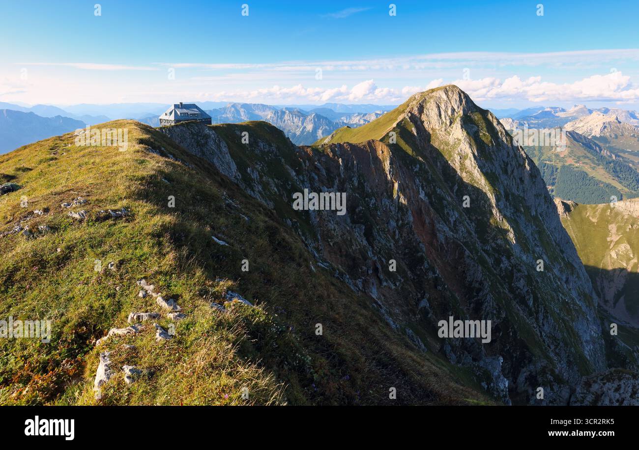 Vista panoramica mozzafiato di una catena montuosa, Alpi Ennstal, Stiria, Austria. I loro picchi sono avvolti dalla nebbia. Terreno accidentato nelle Alpi austriache. Wanderl Foto Stock