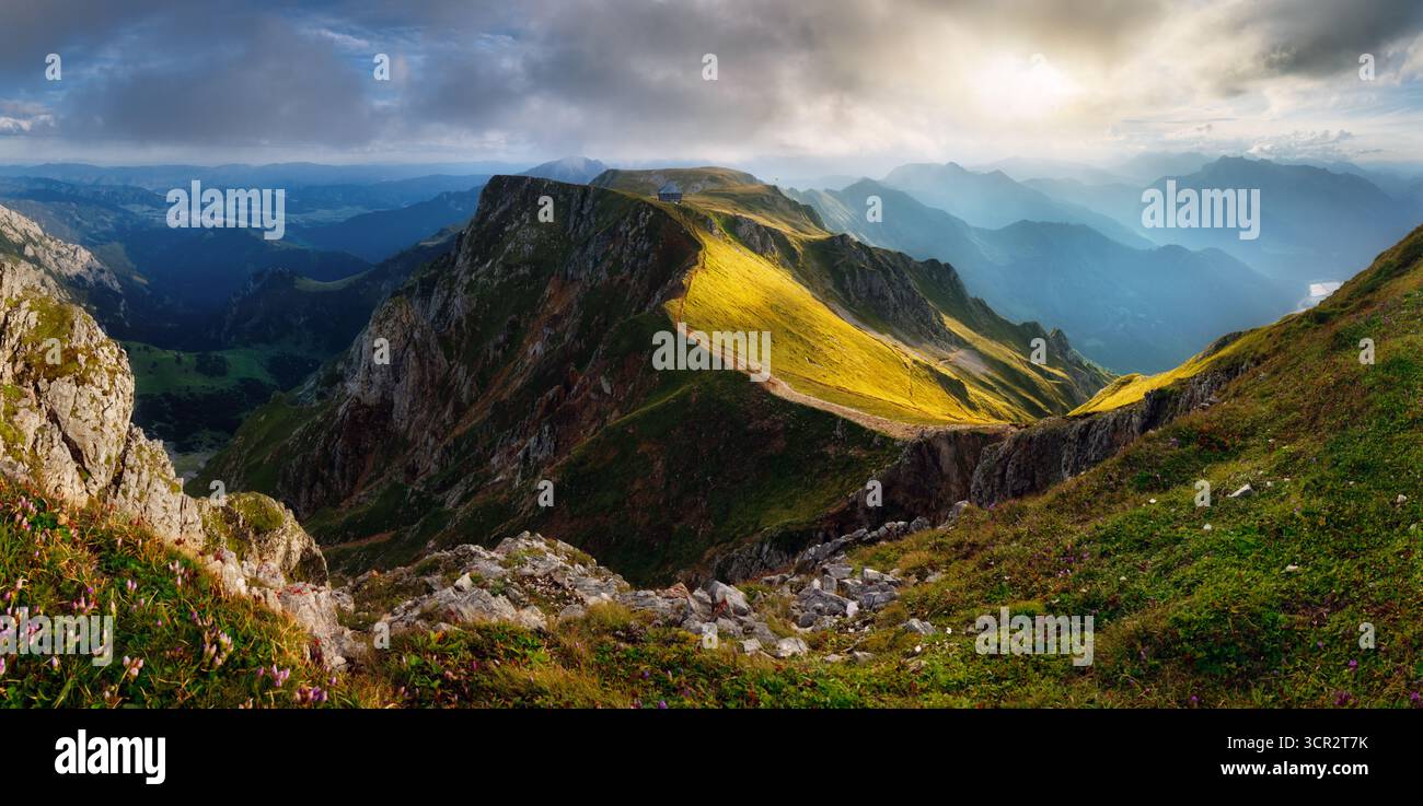 Tramonto a Eisenerzer Alpen con Reichensteinhutte. Panorama alpino in Stiria, Austria Foto Stock