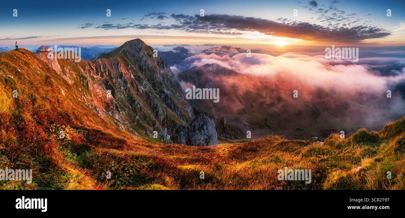 Vista panoramica mozzafiato di una catena montuosa, Alpi Ennstal, Stiria, Austria. I loro picchi sono avvolti dalla nebbia. Terreno accidentato nelle Alpi austriache. Wanderl Foto Stock