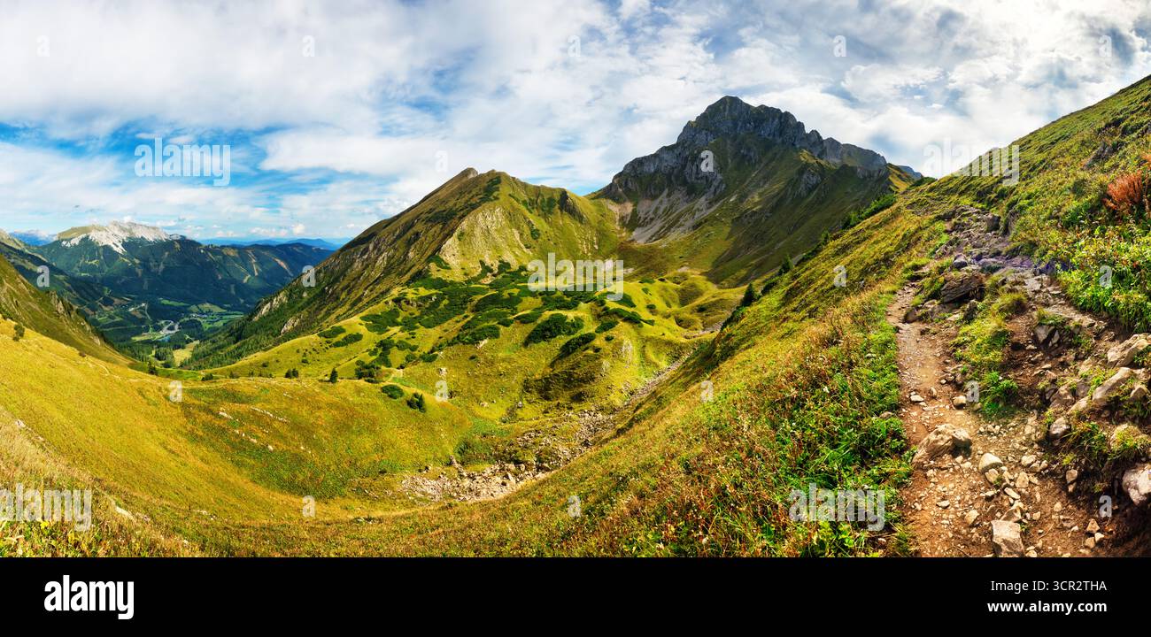 Sentiero per la vetta del Reichenstein, paesaggio montano panoramico nelle Alpi austriache della Stiria Foto Stock