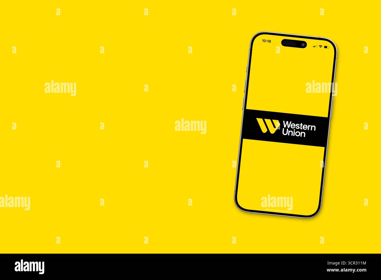 Antalya, Turchia - 29 settembre 2025: Logo WESTERN Union sullo schermo dell'iphone su sfondo giallo Foto Stock