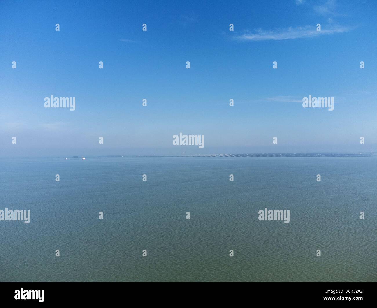 Offshore Floating Solar Farm sulla costa di Shandong, Cina Foto Stock